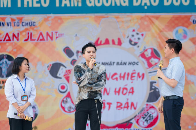 Diễn viên – ca sĩ Anh Vũ (đóng 5S Online - Về nhà đi con) tham gia sự kiện tại trường Trường THPT An Dương Vương còn diễn viên Mạnh Quân (đóng 5S Online - Quỳnh búp bê) tham gia sự kiện tại Trường THPT Ngô Gia Tự.