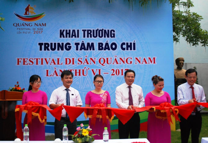 Lãnh đạo tỉnh Quảng Nam cắt băng khánh thành trung tâm báo chí phục vụ Festival Quảng Nam 2017.