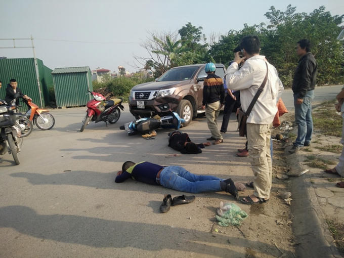 Người dân có mặt để bảo vệ hiện trường, đồng thời gọi xe cấp cứu giúp nạn nhân. Ảnh: Đinh Thị Linh