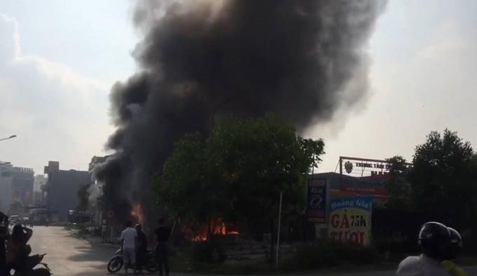 Hỏa hoạn bùng phát tạo thành cột khói lớn.