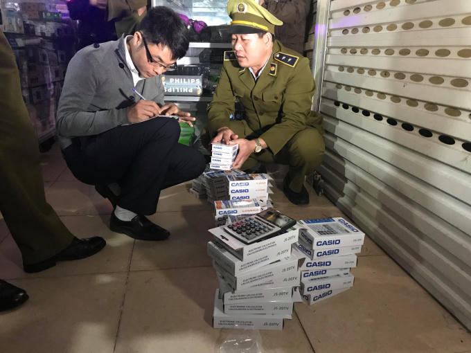 Lực lượng QLTT phát hiện hàng loạt ki ốt, cửa hàng... bày bán máy tính Casio "nhái" một cách tràn lan.