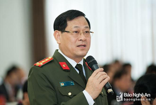 Đại tá Nguyễn Hữu Cầu phát biểu về tình trạng buôn bán bào thai tại phiên họp HĐND tỉnh ngày 11/12. Ảnh: Thành Cường