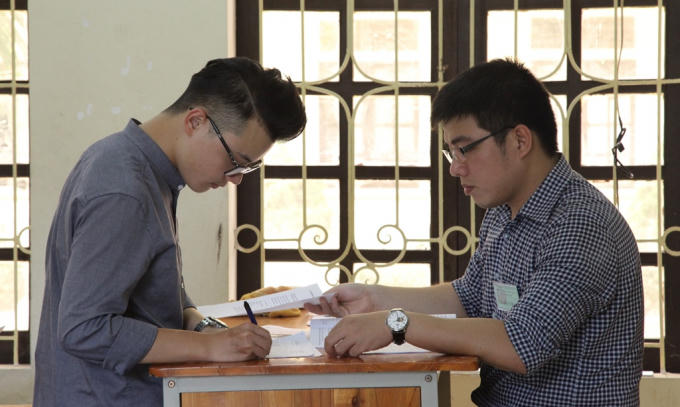 Thí sinh làm thủ tục thi, kiểm tra các thông tin cá nhân nếu có sai sót kịp thời báo lại với hội đồng thi.