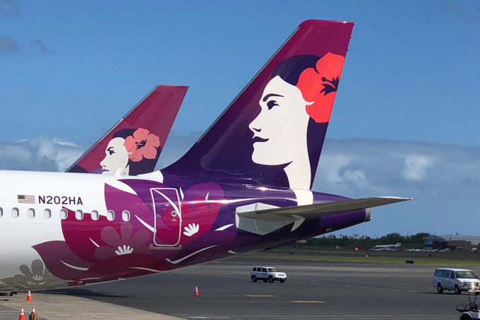 Biểu tượng Pualani (Hoa trên trời) của Hawaiian Airlines là một logo độc đáo thể hiện lòng mến khách. Sau nhiều lần thay đổi, cách điệu, logo mới nhất của hãng vẫn mang đậm đặc trưng văn hóa của quần đảo Hawaii.