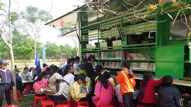 Đông đảo các em học sinh tham gia đọc sách tại xe ô tô thư viện lưu động đa phương tiện. Nguồn. Báo Quảng Nam