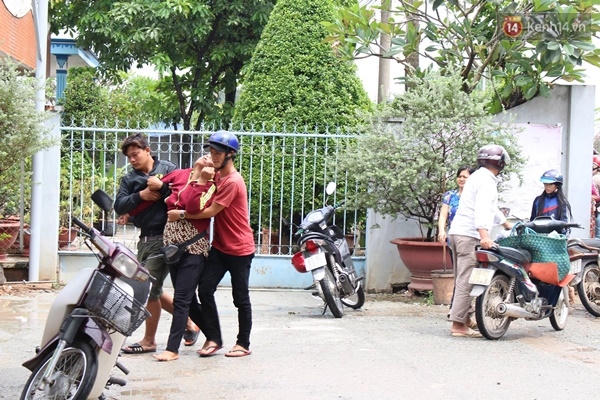 Người vợ ngã quỵ khi hay tin chồng gặp nạn.