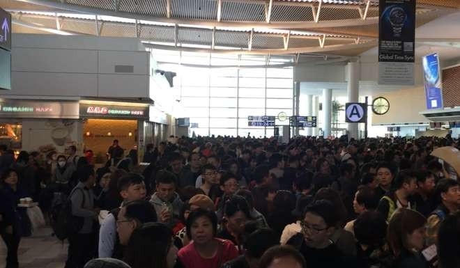 Các nhân chứng mô tả tình hình tại nhà sân bay quốc tế Sapporo hỗn loạn như một "cuộc biểu tình" Ảnh: Sean Fitzpatrick
