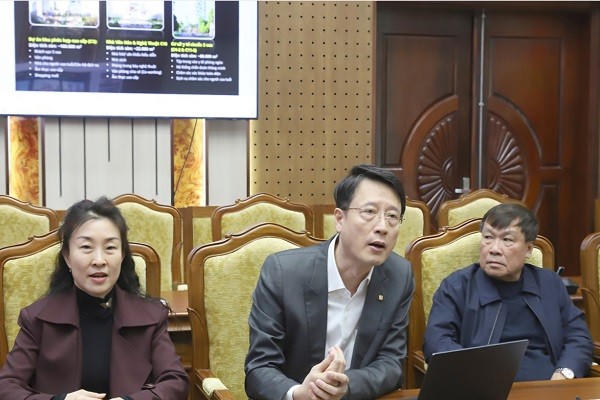 Đại diện lãnh đạo Công ty TNHH Phát triển Phú Mỹ Hưng phát biểu tại buổi làm việc.