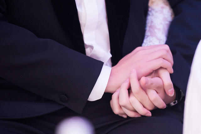 Cả hai nắm tay kh&ocirc;ng rời trong suốt h&ocirc;n lễ