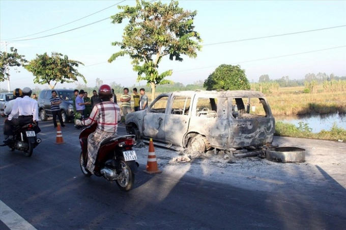 Hiện trường vụ giết người đốt xe ở Hậu Giang. (Ảnh: báo Lao động)