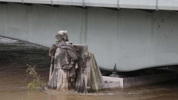 Nước dâng ngập chân bức tượng Zouave trên trụ cầu bắc qua sông Seine. (Ảnh: Reuters)