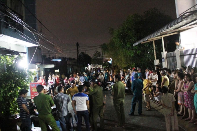 Rất đông người dân tập trung theo dõi vụ việc.