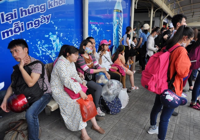 Trong khi đó, do chờ đợi quá lâu, nhiều người tỏ ra mệt mỏi, chấp nhận việc lên xe mua vé từ các chủ xe.