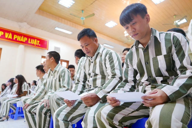 Các phạm nhân xúc động cầm trên tay giấy chứng nhận đặc xá.