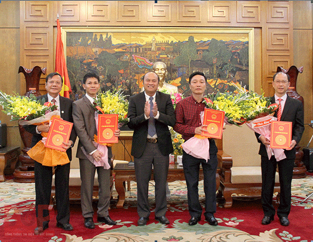 Đồng chí Nguyễn Văn Linh – Phó Bí thư Tỉnh ủy – Chủ tịch UBND tỉnh trao quyết định bổ nhiệm và chúc mừng 02 đồng chí Phó Giám đốc Sở Tư pháp cùng một số đồng chí Phó Giám đốc Sở và tương đương mới được bổ nhiệm ở một số Sở, ngành (Ảnh: Sở Tư pháp Bắc Giang).