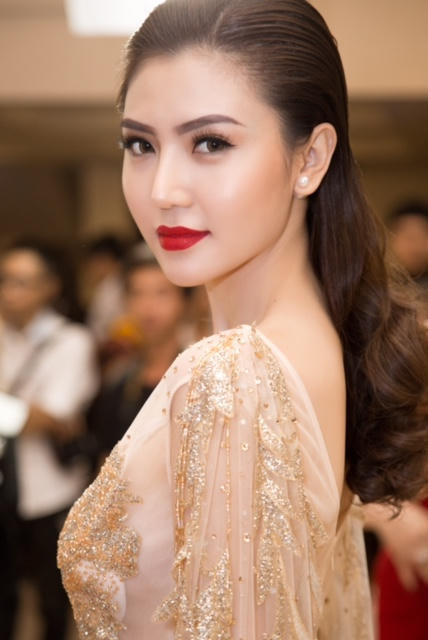 Bốn nữ ho&agrave;ng sắc đẹp Việt thay phi&ecirc;n nhau l&agrave;m vedette thời trang