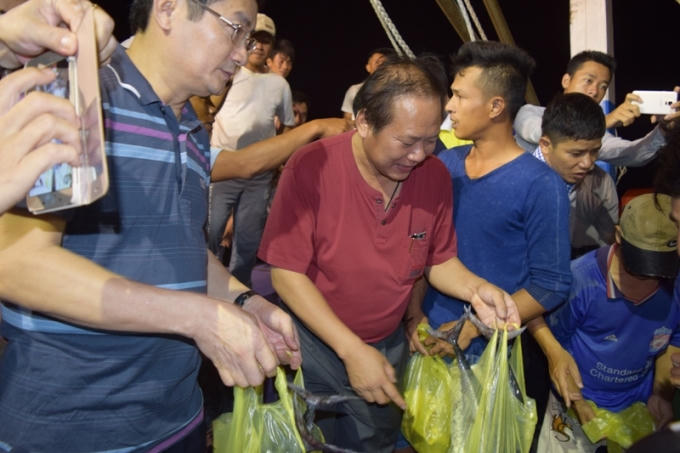Bộ trưởng Bộ Thông tin và Truyền thông Trương Minh Tuấn đã xuống những chiếc tàu cá của bà con ngư dân Quảng Bình cập cảng đầu tiên để mua cá.