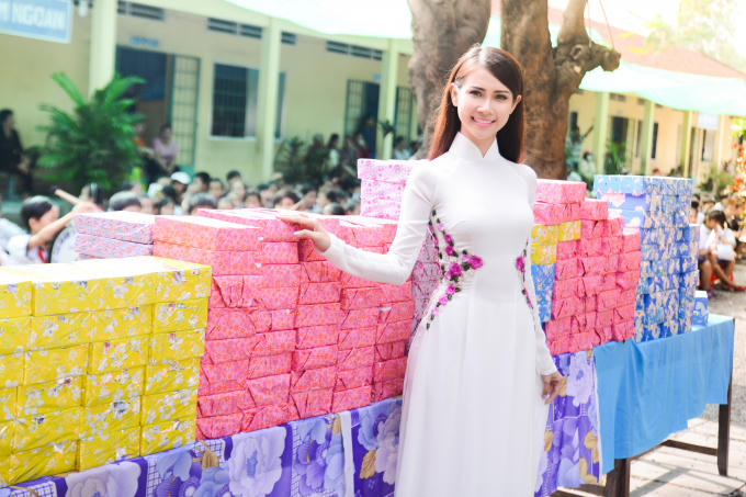 Á Khôi Liên Phương diện áo dài trắng tinh khôi trở về trường xưa.