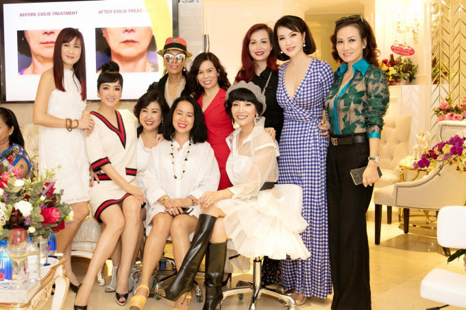 Đến dự sự kiện là nhiều nghệ sĩ, đồng nghiệp thân thiết của MC Thanh Mai: vợ chồng nhạc sĩ Đức Huy, danh hài Việt Hương, Hoa hậu Giáng My, diễn viên Mai Thu Huyền, Hoa hậu Đàm Lưu Ly....
