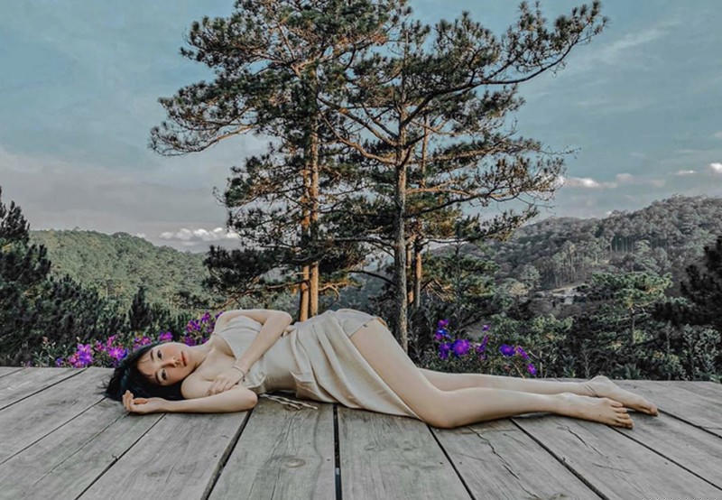 Ngoài phong cách gợi cảm thì điều đáng chú ý là sắc thái của nữ diễn viên luôn nhợt nhạt và biểu cảm vô hồn.Chính vì vậy mà người hâm mộ đã không ít lần lo lắng sức khỏe và tinh thần của cô trước những ồn ào về đời tư.