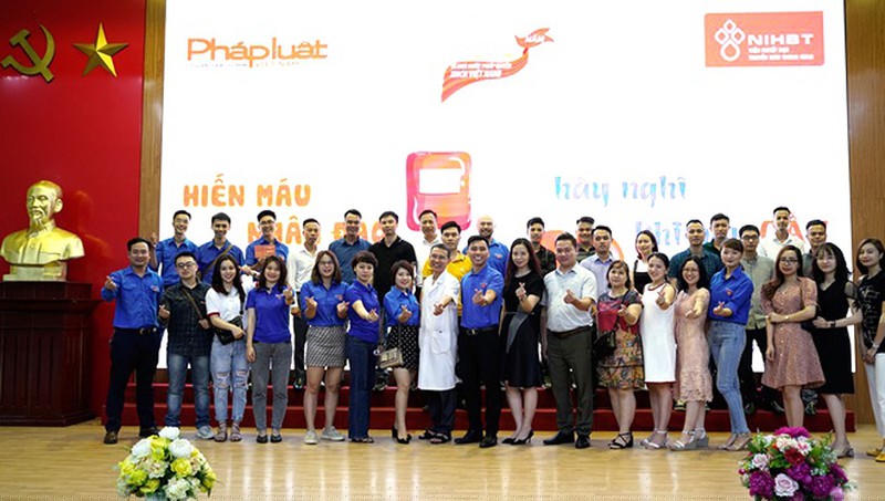 Cán bộ, phóng viên, người lao động Báo PLVN tham gia hiến máu tình nguyện năm 2020.