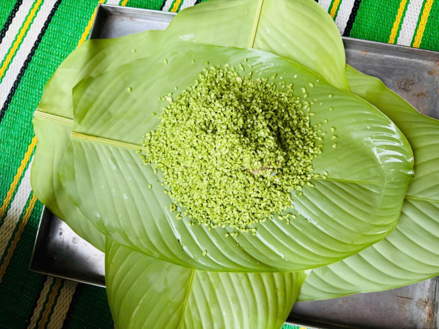 Gạo nếp hoà trộn cùng nước lá dong giã nhỏ tạo nên màu xanh mướt bắt mắt.