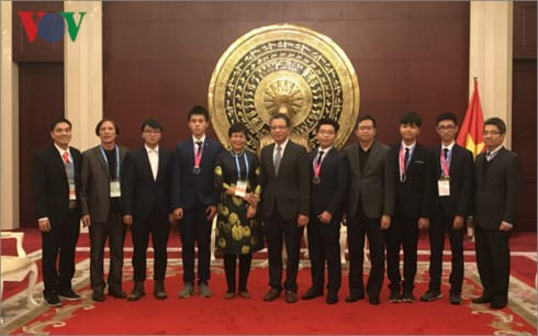 Đại sứ chụp ảnh lưu niệm cùng đoàn