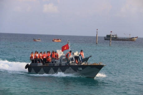 Xuồng CV đưa các đoàn đang làm việc ở đảo Song Tử Tây lên bỏ phiếu ở đảo (Ảnh: Tiến Long).