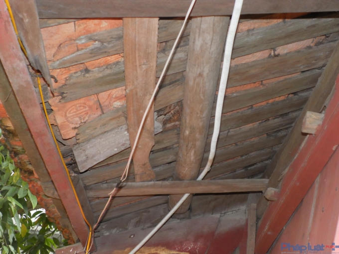 Những chiếc kèo ở điện Tam Bảo mục ruỗng, chờ sập.