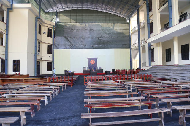 Do phiên tòa có số lượng người tham gia đông nên TAND tỉnh Phú Thọ đã tổ chức phòng xử án tại sân tòa, có diện tích gần 1.000m2.