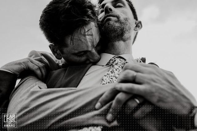 Nhiếp ảnh gia Gera Gallardo ghi lại hình ảnh hai chú rể ôm nhau trong bức ảnh đen trắng anh chụp năm 2018.