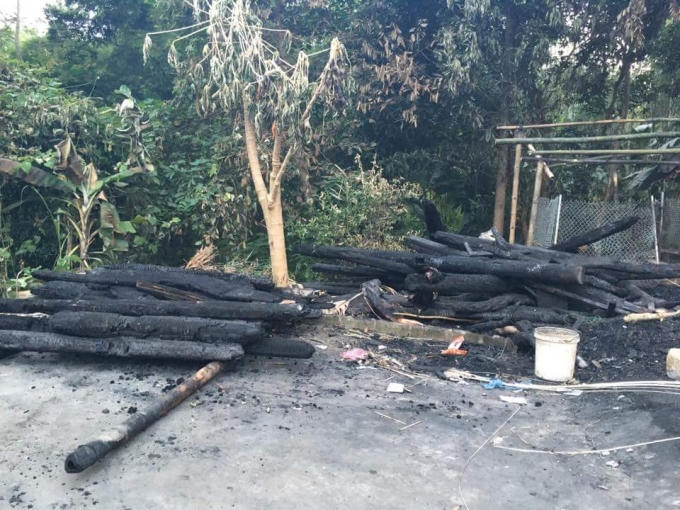 Ngôi nhà của chị Khuyến và anh Dũng giờ chỉ còn lại đống than củi.
