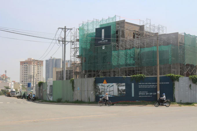 Dự án Khu biệt thự Lancaster Eden lấn chiếm toàn bộ vỉa hè để xây dựng công trình.