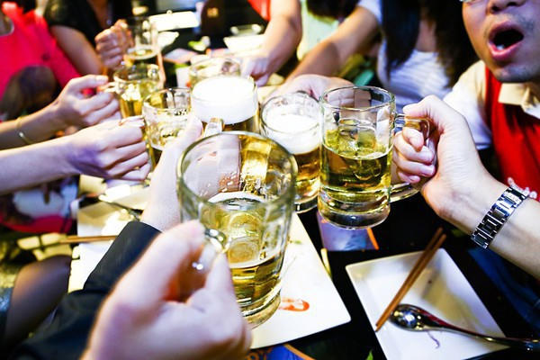 Người Việt uống bia rượu ngày càng gia tăng.