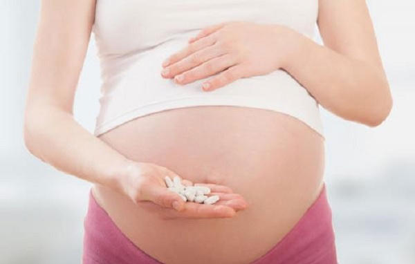 Bà bầu uống paracetamol có thể ảnh hưởng rất lớn đến thai nhi. Ảnh: minh họa