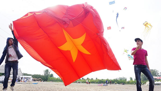 Phải rất khó khăn để có thể đưa những chiếc diều khổng lồ này bay lên trời.