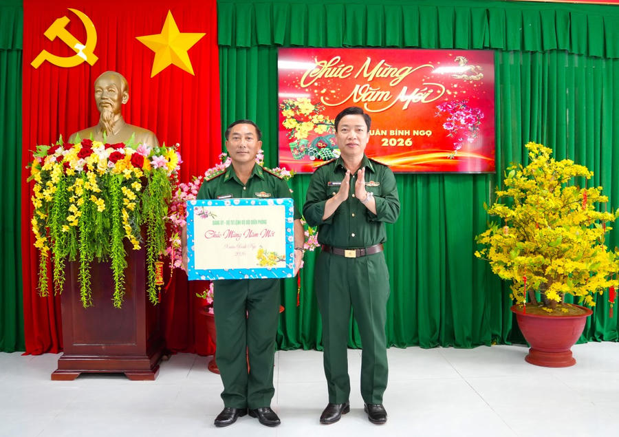 Đại tá Phạm Minh Giang – Tỉnh ủy viên, Bí thư Đảng ủy, Chính ủy Ban Chỉ huy BĐBP tỉnh Cà Mau, thừa ủy quyền Bộ Tư lệnh Bộ đội Biên phòng tặng quà Tết cho Đồn Biên phòng Hòn Chuối.