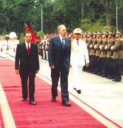 Nguyên Tổng bí thư Nông Đức Mạnh  đi cùng Chủ tịch Fidel Castro trong chuyến thăm Việt Nam năm 2003.
