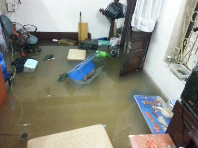 Nhiều nhà dân trên phố Thái Thịnh bị nước tràn vào nhà.