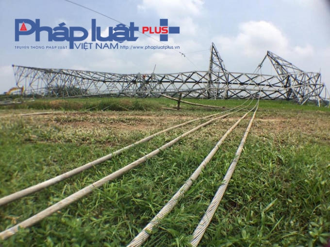 Một trong hai cây cột điện nằm queo quoắt giữ cánh đồng.