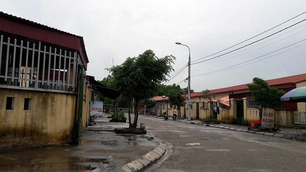 Khu tái định cư dường như vắng bóng người dân, lác đác một vài quán xá nhỏ mở nhưng không có thực khách.