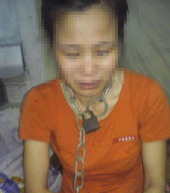 Hình ảnh chị Hương bị xích cổ lan truyền trên Internet.
