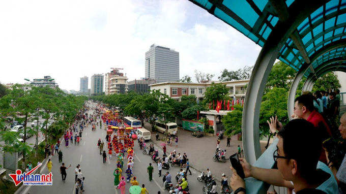 Nhiều người d&acirc;n theo d&otilde;i đo&agrave;n rước kiệu