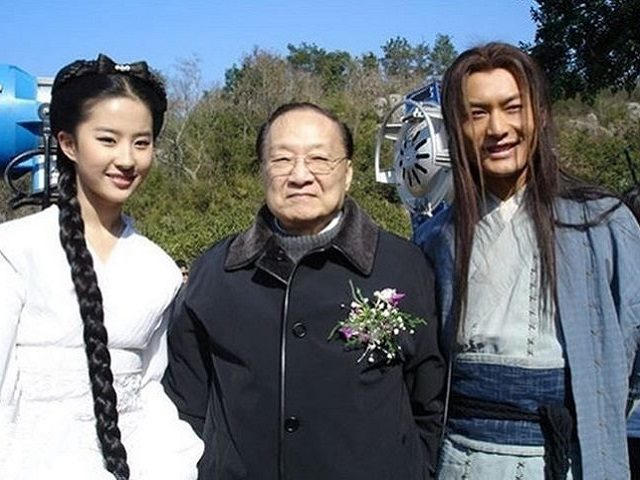 Kim Dung chụp ảnh bên "Tiểu Long Nữ" Lưu Diệc Phi và "Dương Quá" Huỳnh Hiểu Minh.