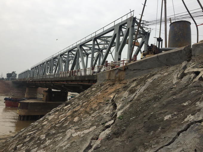 Tại vị trí phần thân tứ nón của cầu, phóng viên ghi nhận có gần chục đường nứt dài hàng mét có chỗ chiều rộng khoảng 4 đến 5cm.