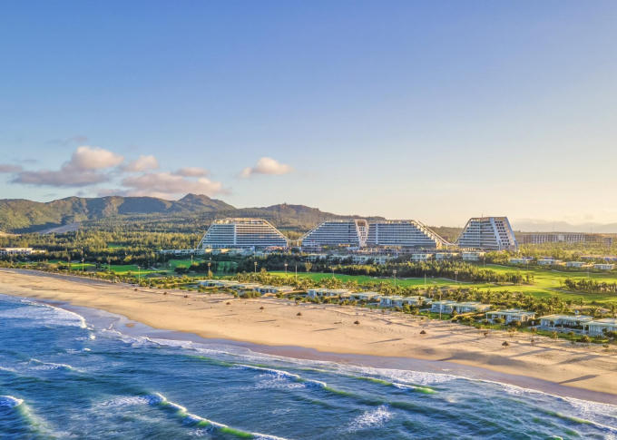 Tọa lạc tại vị trí tuyệt đẹp ngay bên bờ biển Nhơn Lý, FLC Grand Hotel Quy Nhon là một không gian nghỉ dưỡng sang trọng, mang đậm sắc màu nhiệt đới, hài hoà tối đa với các điều kiện sinh thái đặc trưng của vùng biển Nam Trung Bộ.