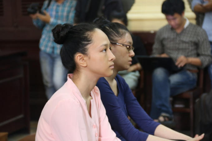 Phương Nga và Thuỳ Dung tại một phiên xét xử. 