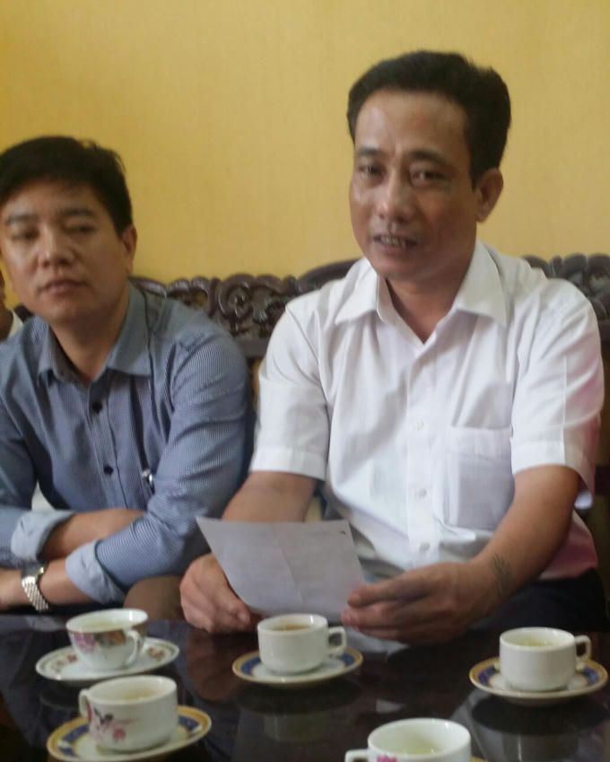 Ông Lê Quang Tiếp (áo trắng) trao đổi với phóng viên.