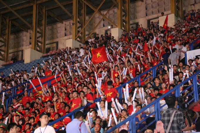 Hàng ngàn CĐV đã tới tiếp lửa cho thầy trò HLV Hữu Thắng