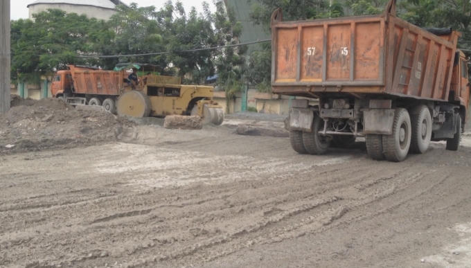 Xe ben thản nhiên ra vào.